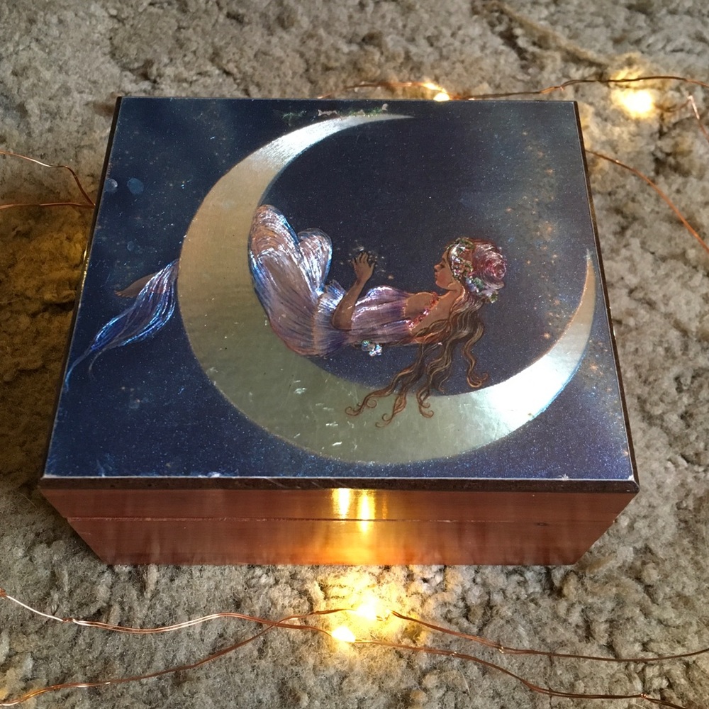 Beautiful Shiny Moon Princess Box